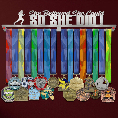 Porte-médailles Mural “She Believed She Could So She Did” – Acier Inoxydable, 48 Médailles, 43 X 11,2 Cm